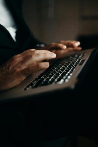 instalación de pantalla LED usada con técnicos