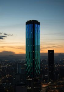 pantalla LED curva brillante al atardecer